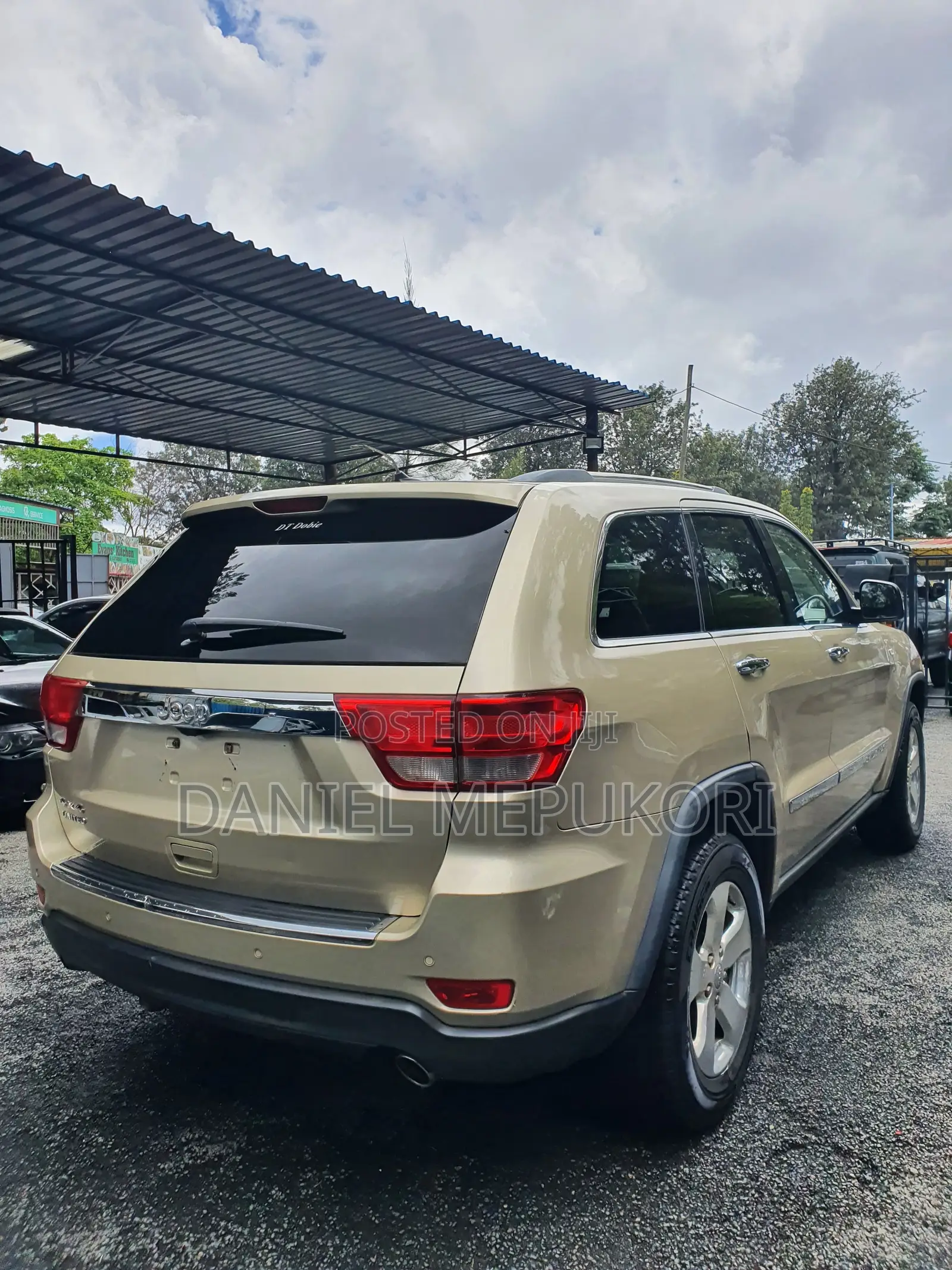 Jeep Grand Cherokee Limited 4x4 2011 Gold