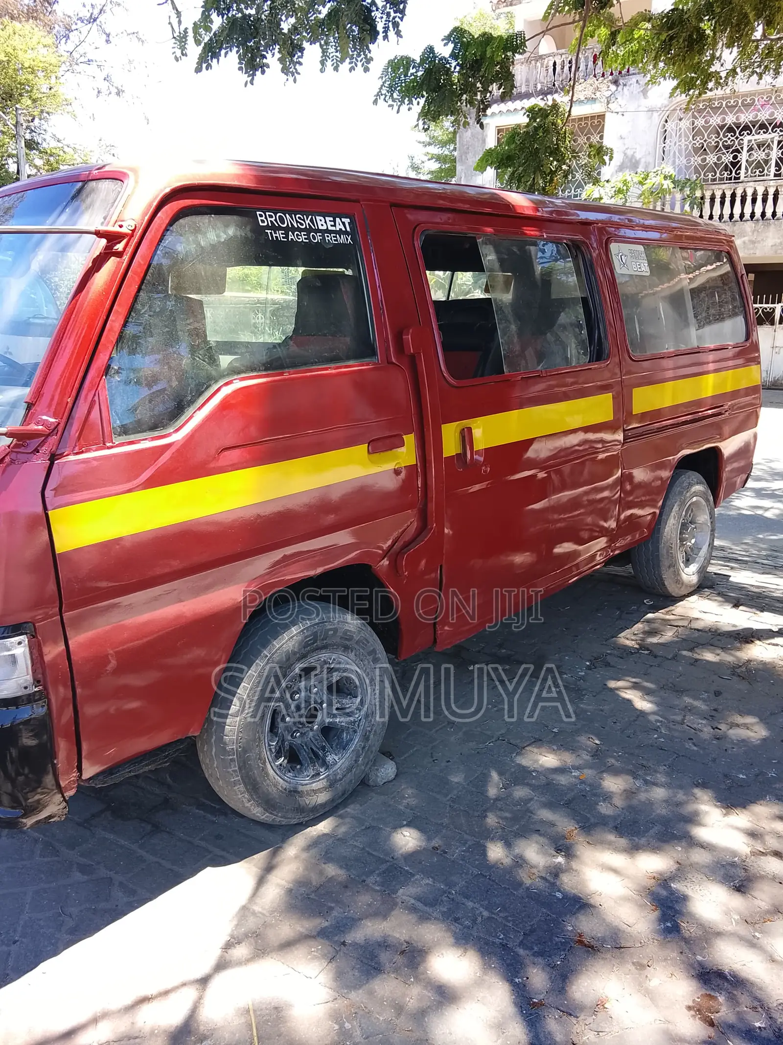 Nissan Caravan (Urvan) 2001 Red