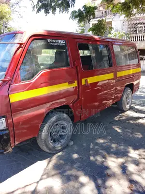 Nissan Caravan (Urvan) 2001 Red