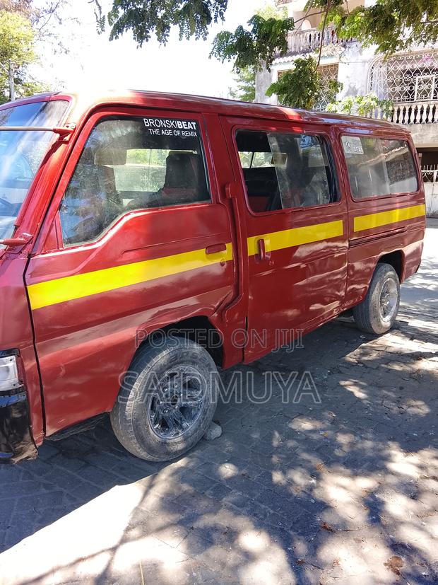 Nissan Caravan (Urvan) 2001 Red - thumbnail 2