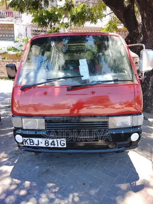 Nissan Caravan (Urvan) 2001 Red