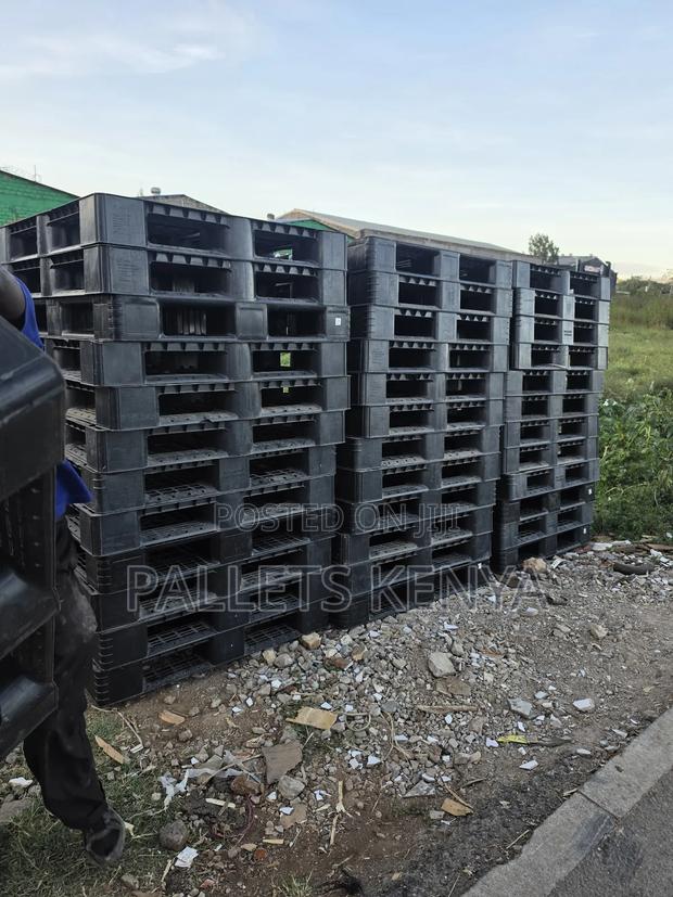 Plastic Pallets - Efficient Storage Solution.05