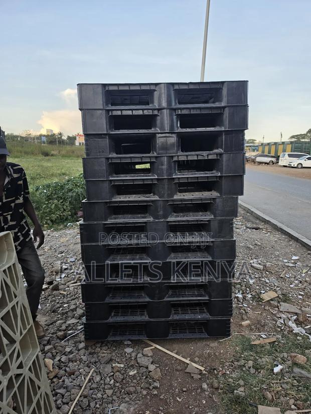 Plastic Pallets -Serrated Deck With Drainage Holes.07 - main view