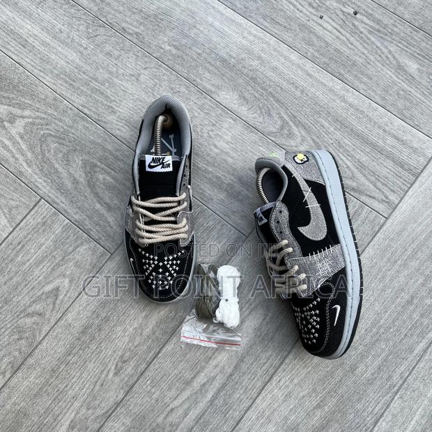 Nike Air Jordan 1 Low Og "Voodoo" Sneaker. - thumbnail 2