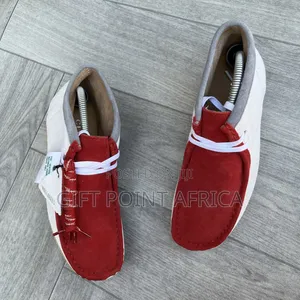 Clarks Originals Wallabee Boot Vcy Shoes in a Red/Grey.
