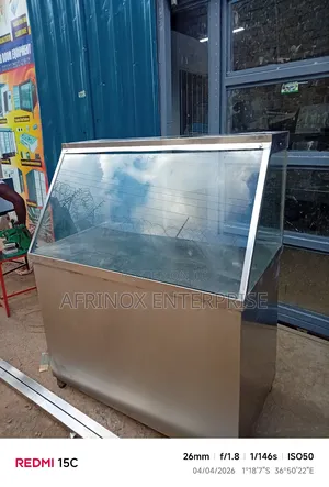 Chips and Bahajia Display With Flat Glass