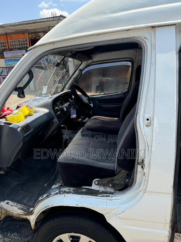 Toyota HiAce 2002 White - thumbnail 6