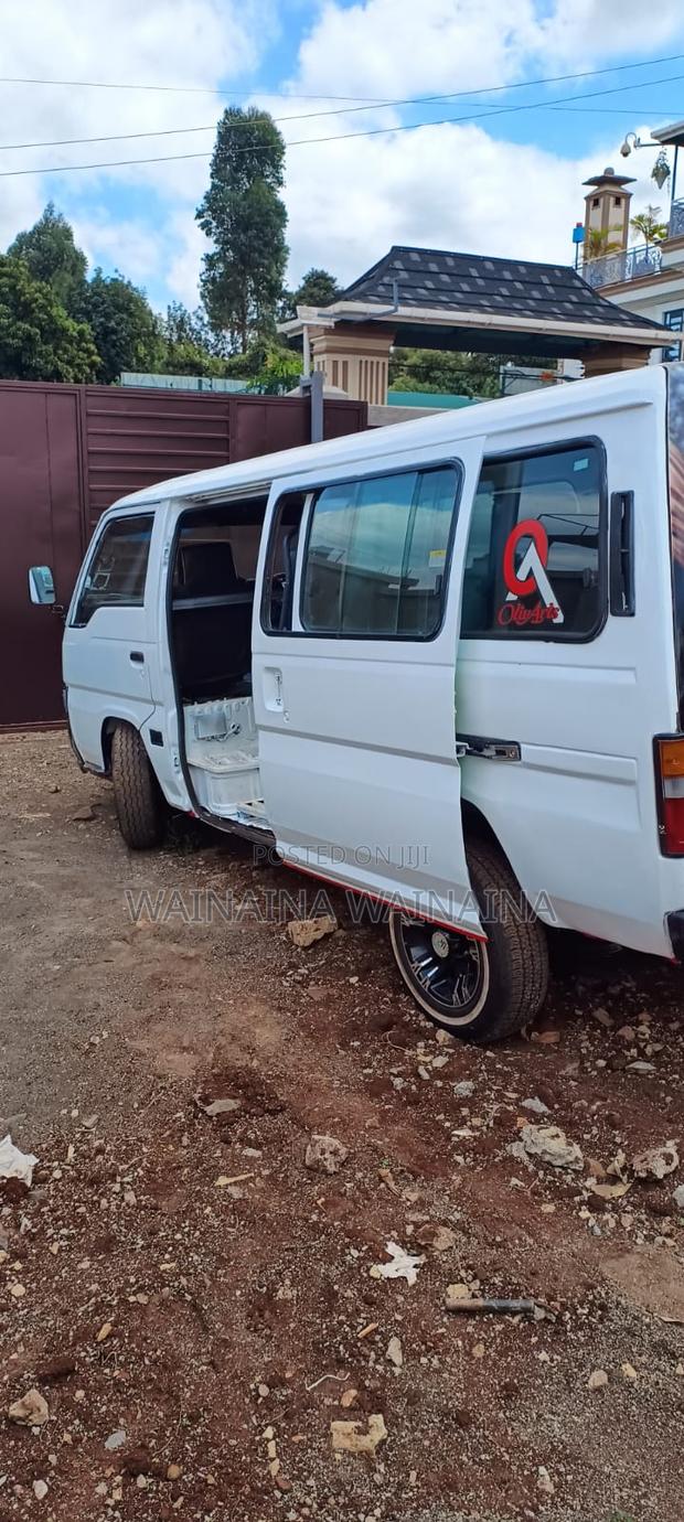 Nissan Caravan (Urvan) 2000 White