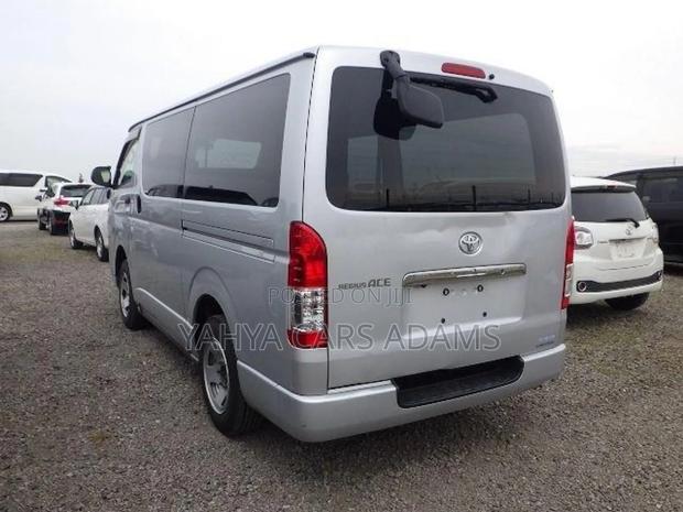 Toyota HiAce 2020 Silver - thumbnail 2