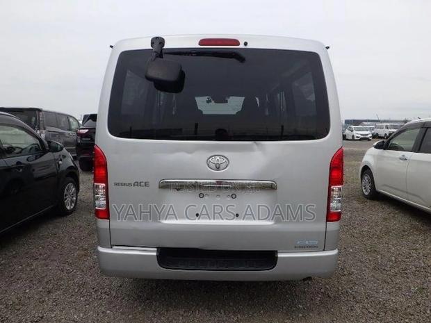 Toyota HiAce 2020 Silver - thumbnail 3