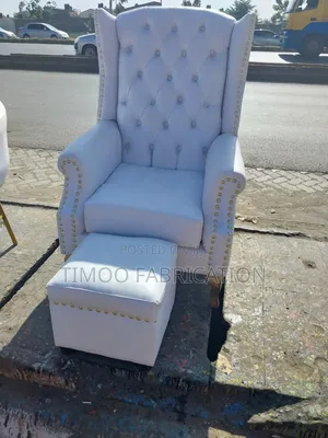 King Seats With Puffs White Leather