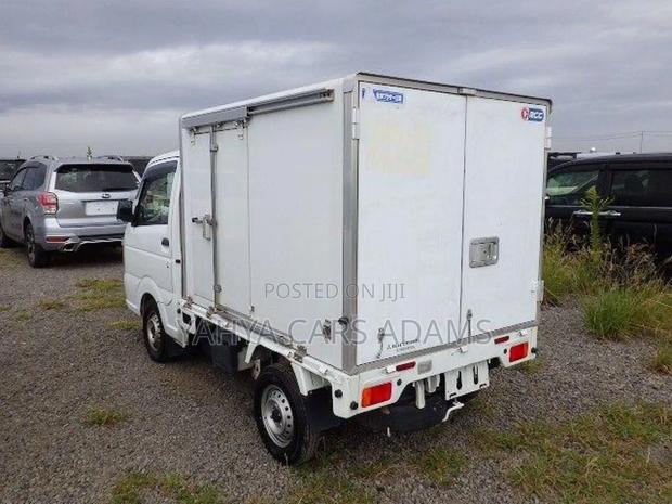 Minicab Freezer Truck - thumbnail 4