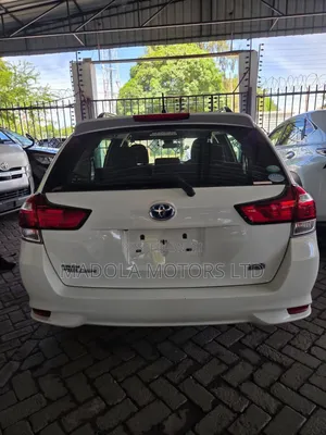 Toyota Corolla Fielder 1.5 Hybrid FWD 2019 White