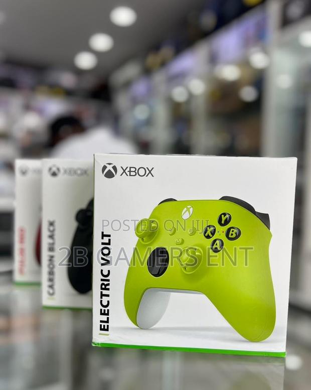 Xbox Series Controllers - thumbnail 2