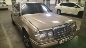 Mercedes-Benz E200 1992 Gold