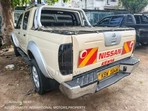 Nissan DoubleCab 2005 Beige