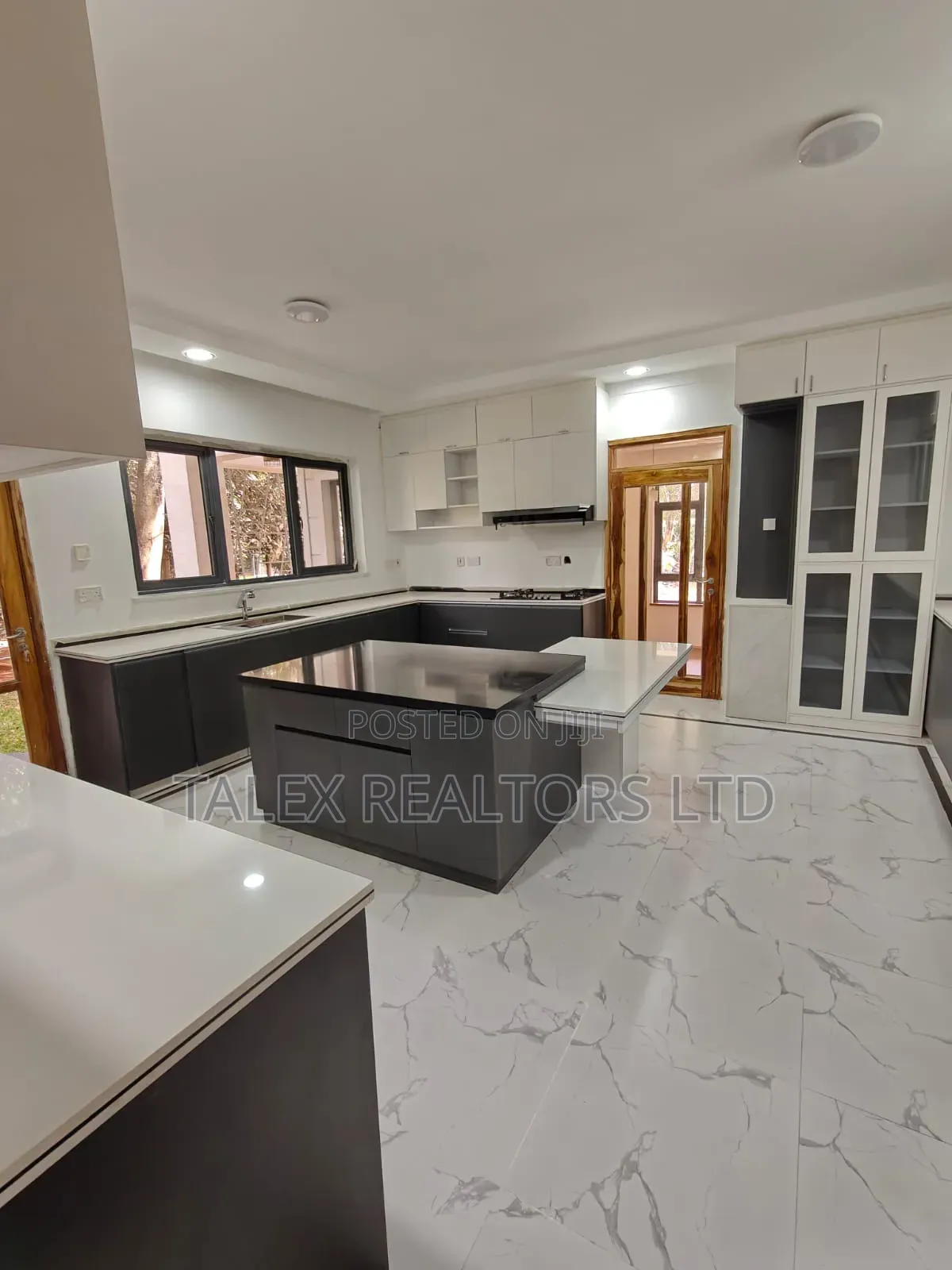 9bdrm Maisonette in Call Me, Hardy for sale