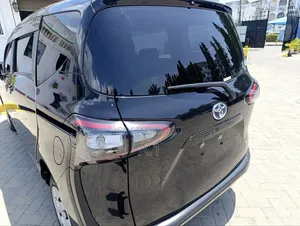 Toyota Sienta 1.5 Hybrid FWD 2019 Matt Black