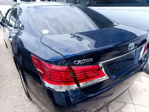 Toyota Crown 2018 Blue