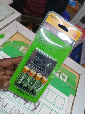 Kodak Ni-Mh Battery Charger (Model ) With 4 Rechargeable Aa Batter