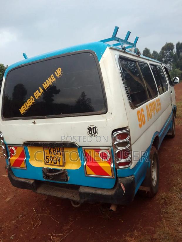 Toyota HiAce 2001 White - main view