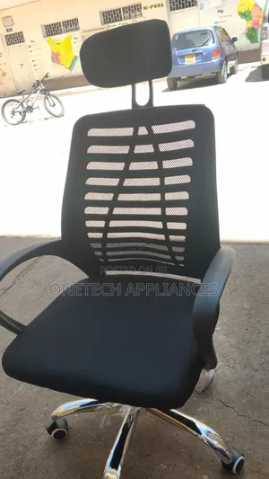 High-Back Ergonomic Office Chair With Headrest