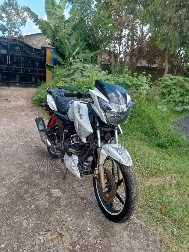 TVS Apache 180 RTR 2022 White - main view