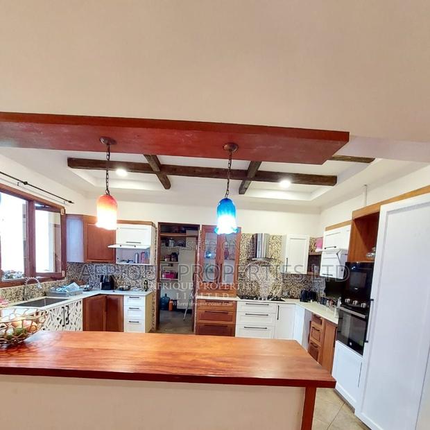 7bdrm Mansion in Ridgeways for sale - thumbnail 2