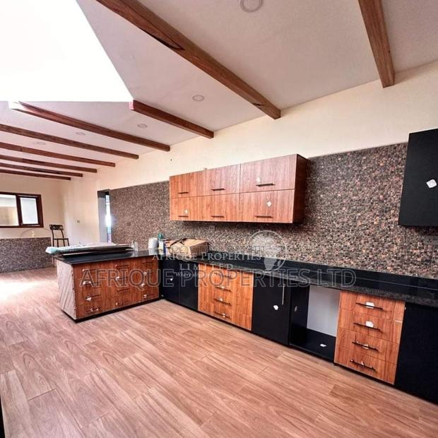 7bdrm Mansion in Ridgeways for sale - thumbnail 3