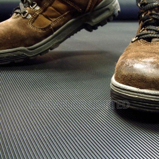 Anti Slip Ribbed Rubber Mat for Home, Office and Shop Flooring