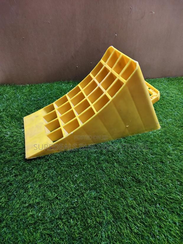 Heavy-Duty Plastic Wheel Chock - thumbnail 2