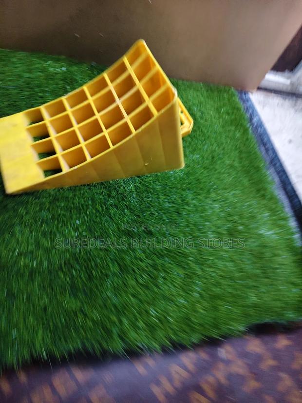 Heavy-Duty Plastic Wheel Chock - thumbnail 3