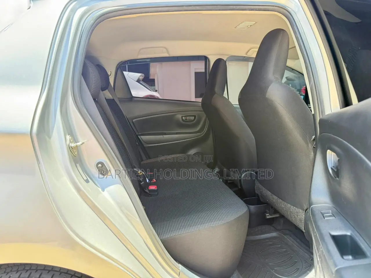 Toyota Vitz 1.3 FWD 5dr 2016 Silver