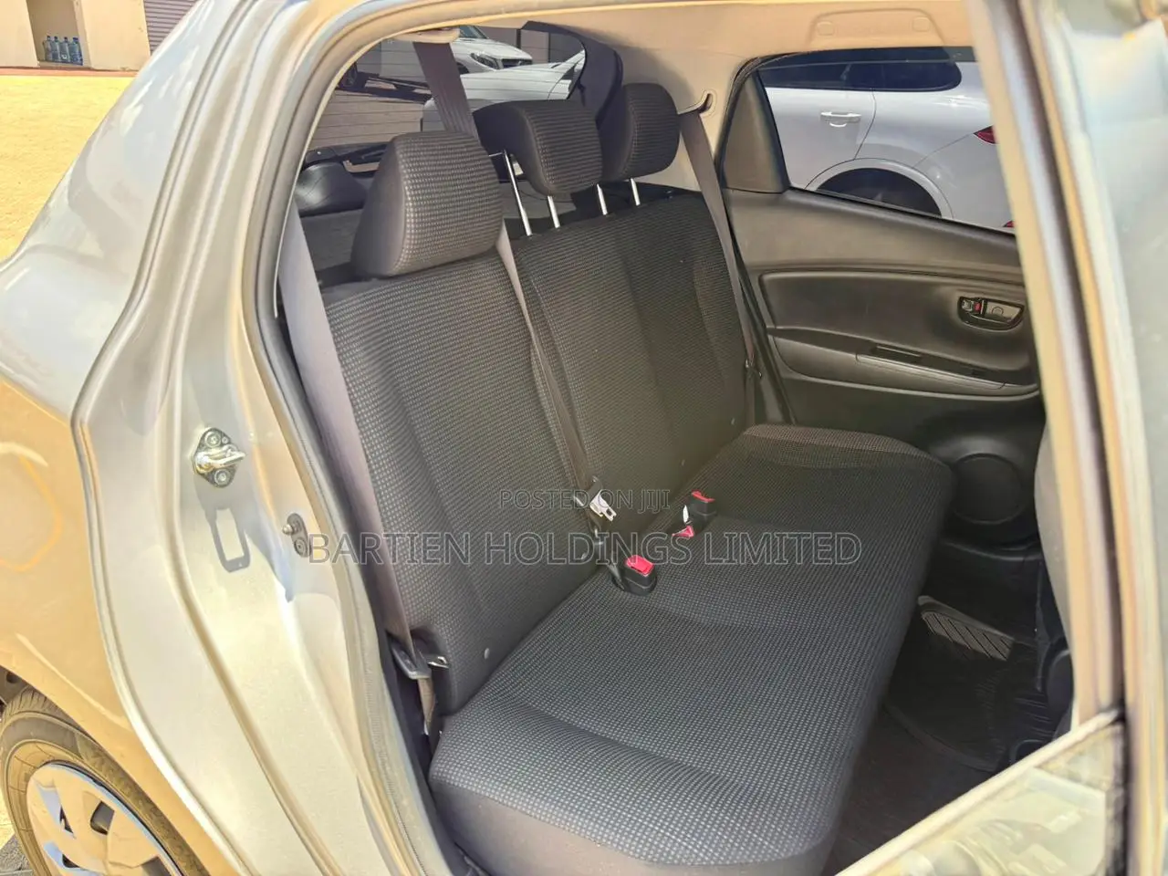 Toyota Vitz 1.3 FWD 5dr 2016 Silver