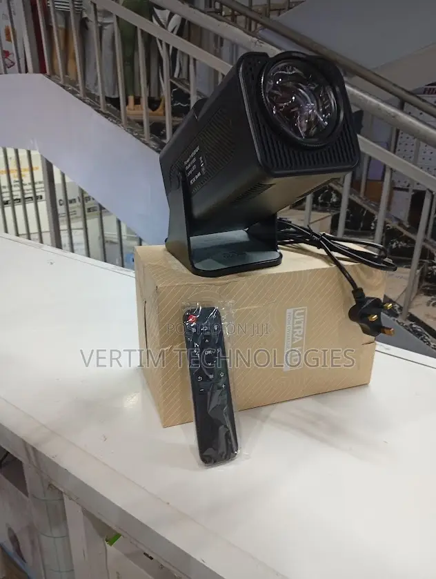 Indoor Outdoor Hy320 Wifi Android Projector With Inbuilt Speaker