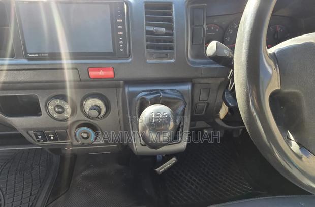 Toyota HiAce 2015 White - thumbnail 9