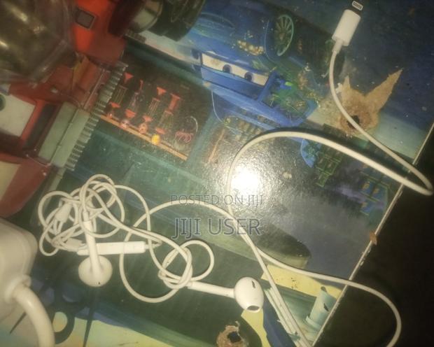Apple Earphones - thumbnail 2