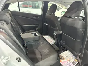 Toyota Prius Four 2018 Silver