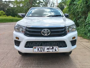 Toyota Hilux 2022 White