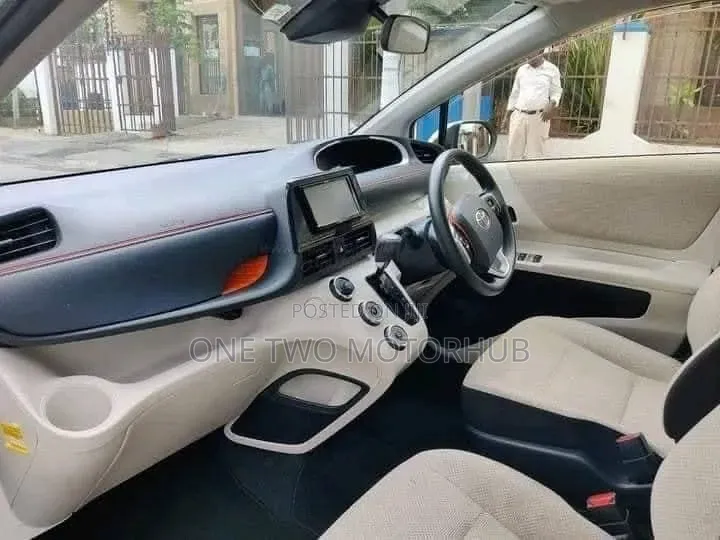 Toyota Sienta 2018 White