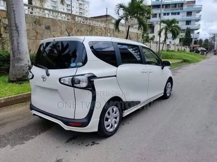 Toyota Sienta 2018 White