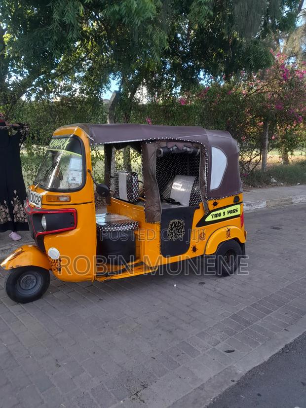 Bajaj RE 2023 Yellow - thumbnail 3