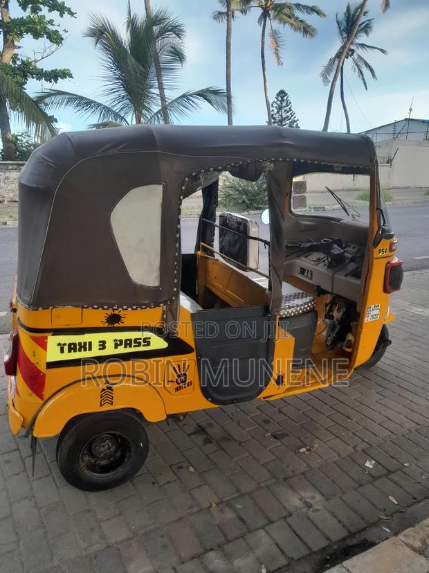 Bajaj RE 2023 Yellow - thumbnail 4