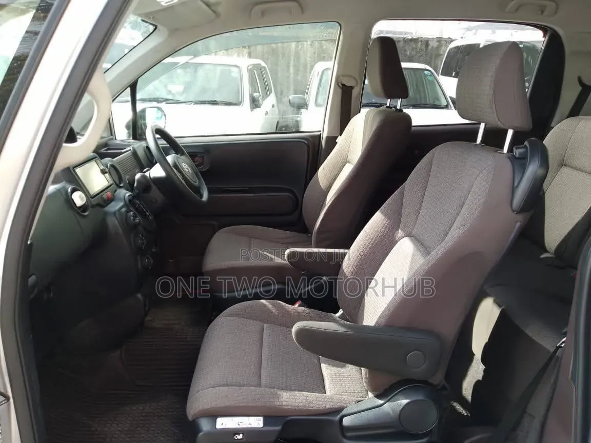Toyota Spade 2018 Silver