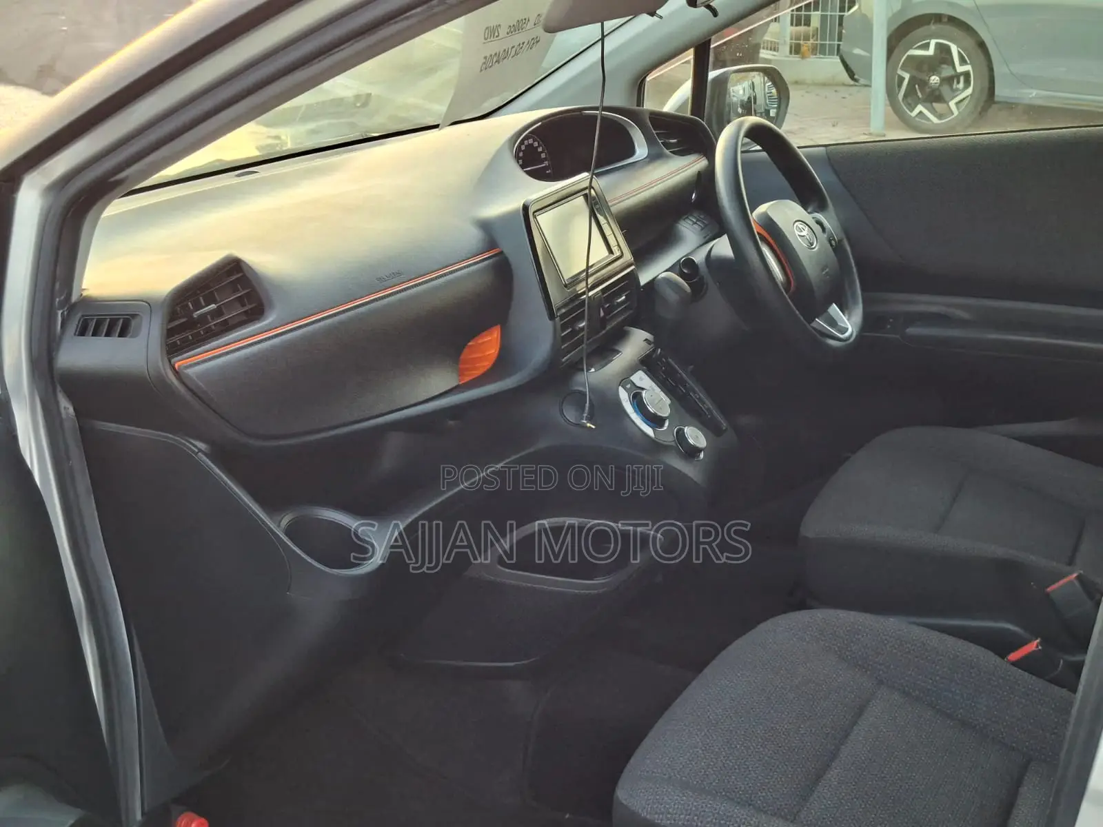 Toyota Sienta 1.5 AWD 2019 Silver