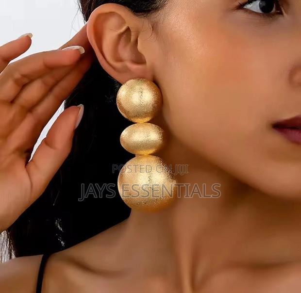 Stylish and Modern Earrings - thumbnail 4