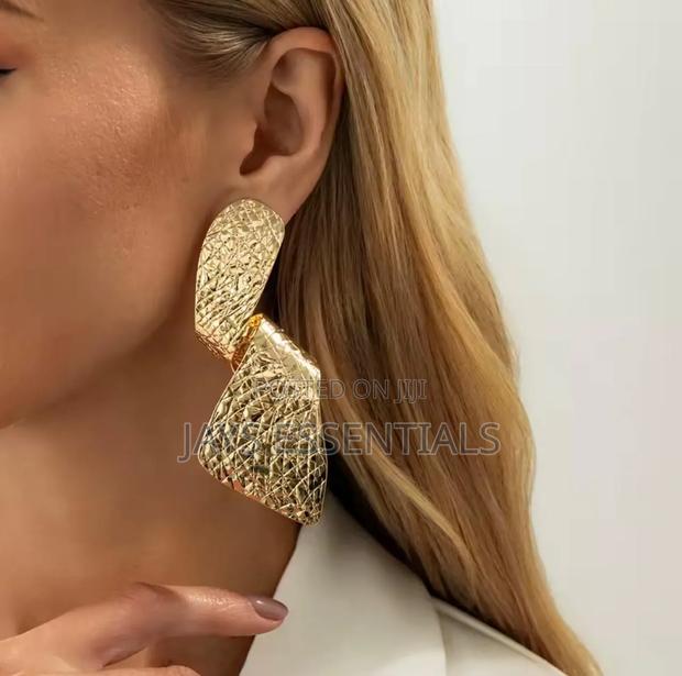Stylish and Modern Earrings - thumbnail 9