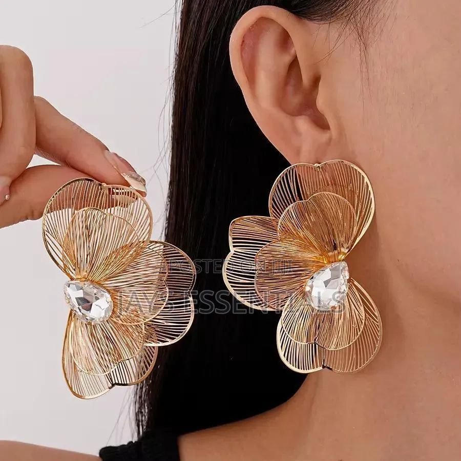 Transform Your Looks With Our Elegant and Modern Earrings