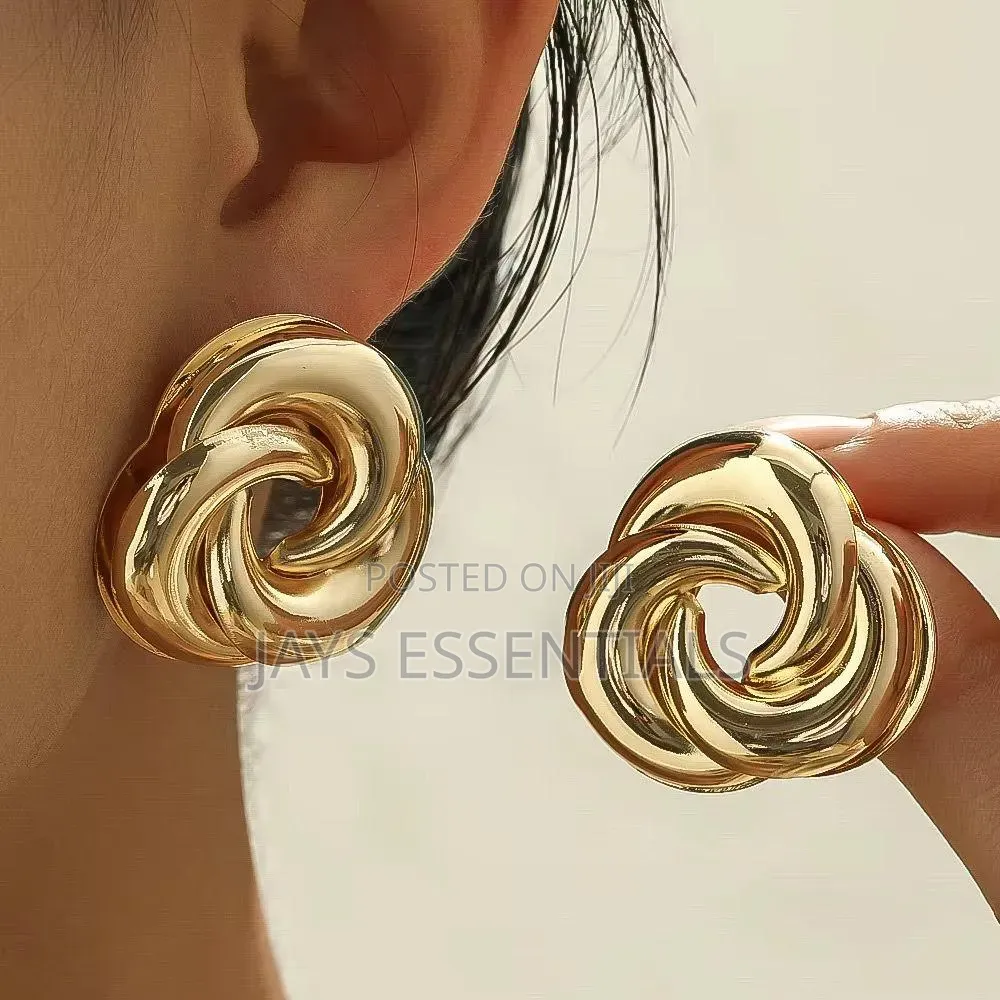 Transform Your Looks With Our Elegant and Modern Earrings