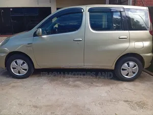 Toyota Fun Cargo 2003 Gold